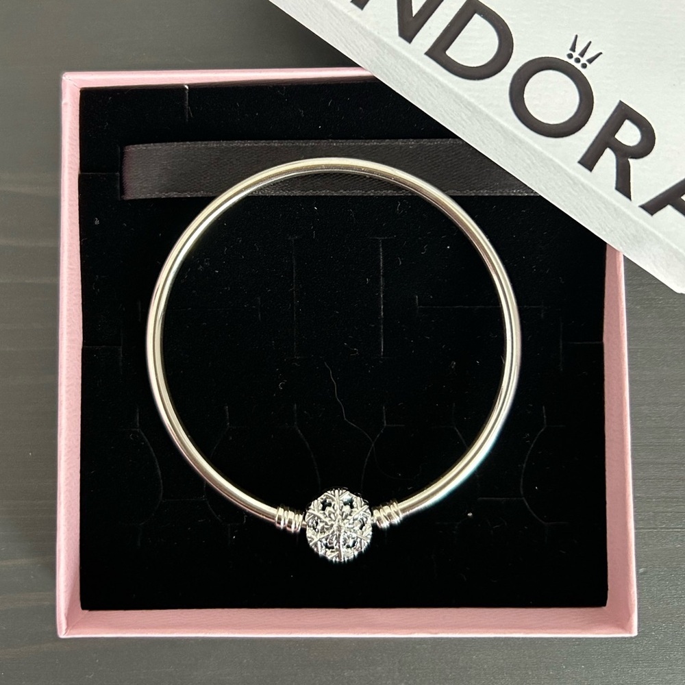 NEW Retired Pandora Silver Sparkling Snowflake Clasp Bangle